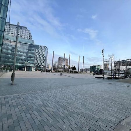 Spacious 2 Bedroom Flat Stunning Waterside View Manchester Bagian luar foto