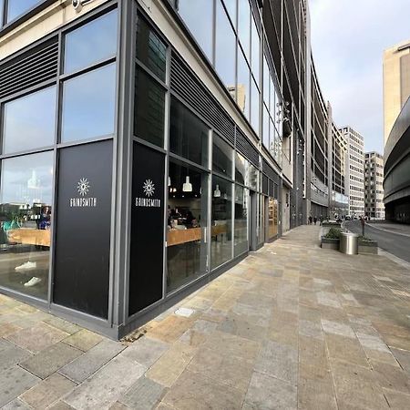 Spacious 2 Bedroom Flat Stunning Waterside View Manchester Bagian luar foto