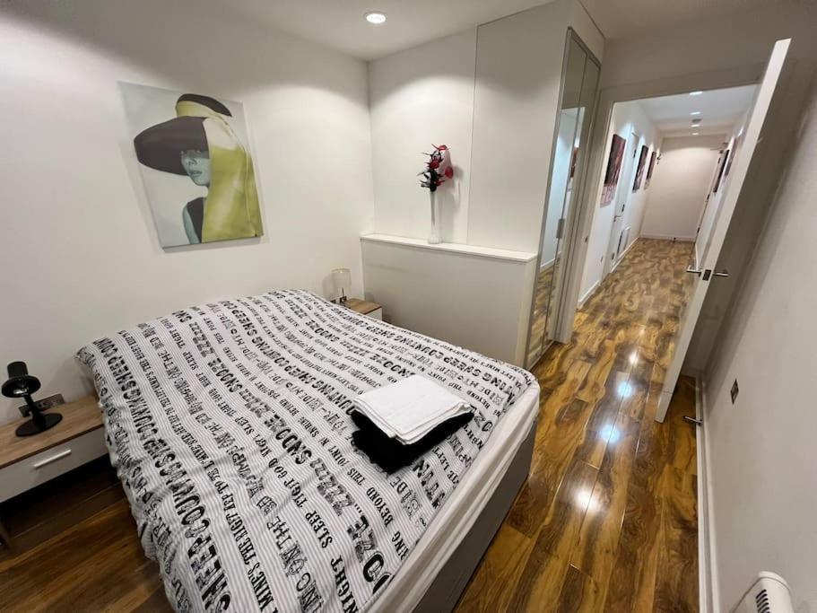 Spacious 2 Bedroom Flat Stunning Waterside View Manchester Bagian luar foto