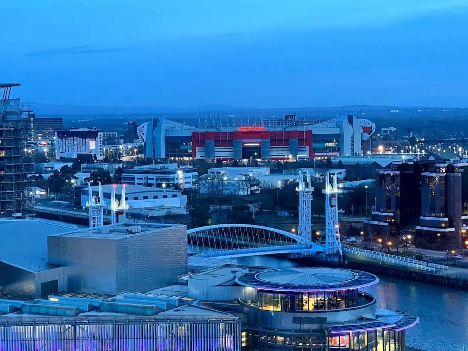 Spacious 2 Bedroom Flat Stunning Waterside View Manchester Bagian luar foto