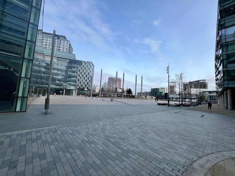 Spacious 2 Bedroom Flat Stunning Waterside View Manchester Bagian luar foto