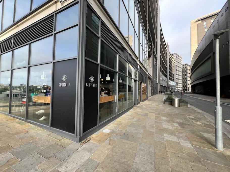 Spacious 2 Bedroom Flat Stunning Waterside View Manchester Bagian luar foto