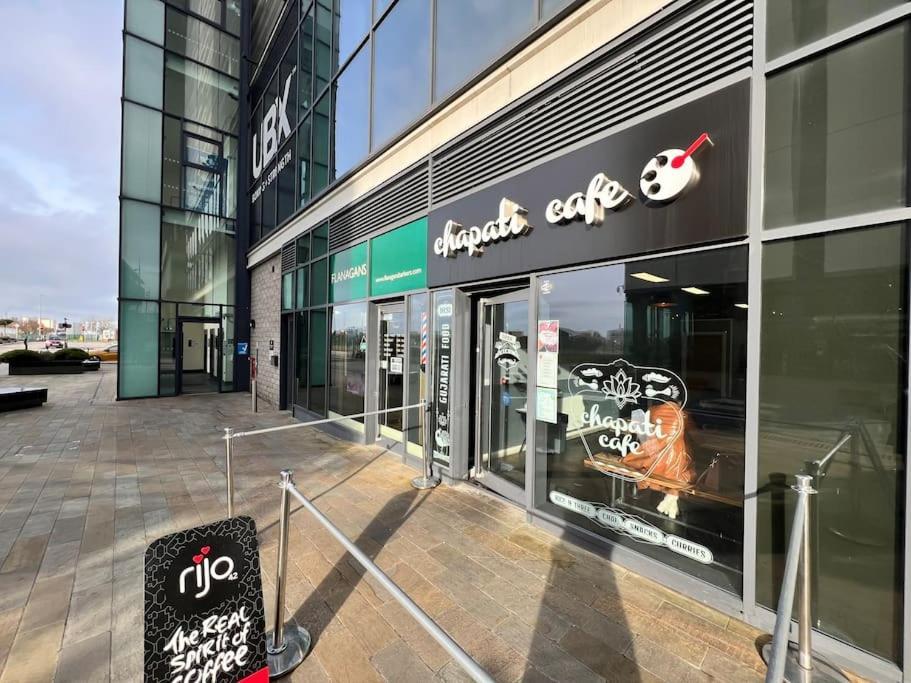 Spacious 2 Bedroom Flat Stunning Waterside View Manchester Bagian luar foto