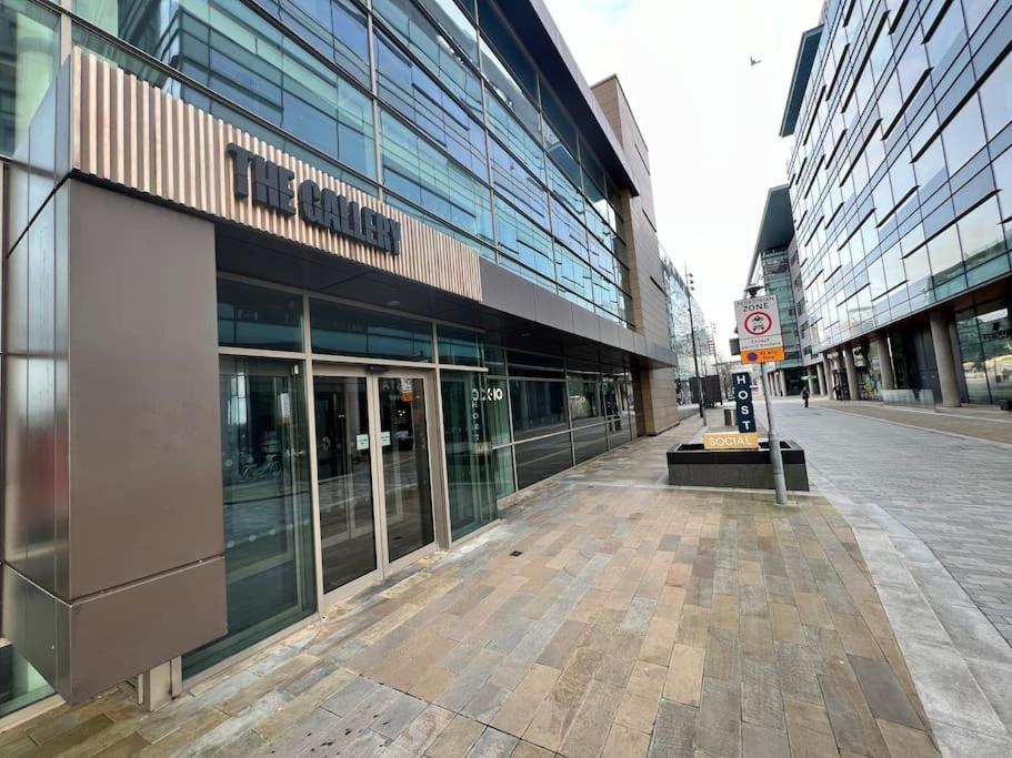 Spacious 2 Bedroom Flat Stunning Waterside View Manchester Bagian luar foto