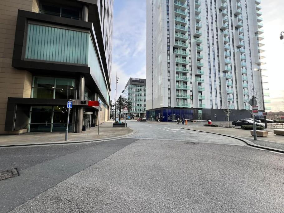 Spacious 2 Bedroom Flat Stunning Waterside View Manchester Bagian luar foto
