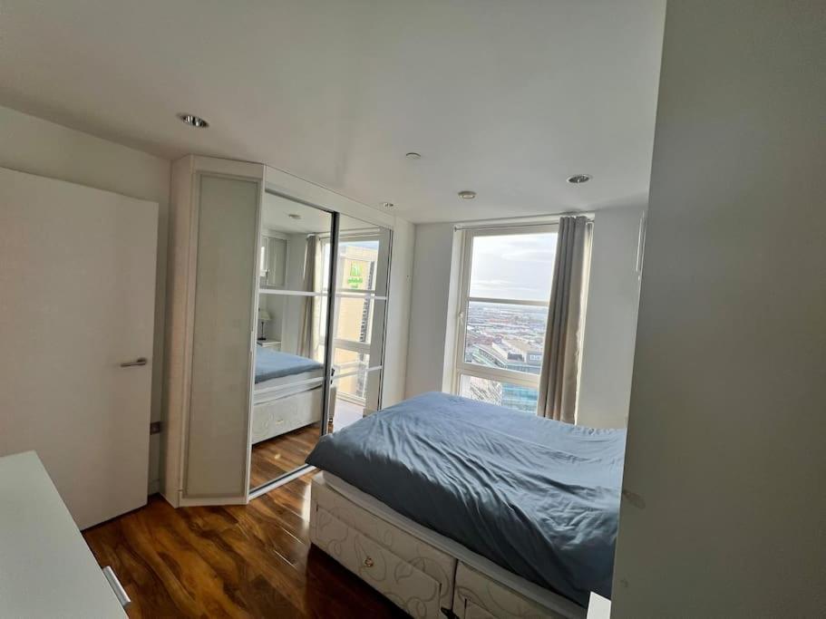 Spacious 2 Bedroom Flat Stunning Waterside View Manchester Bagian luar foto