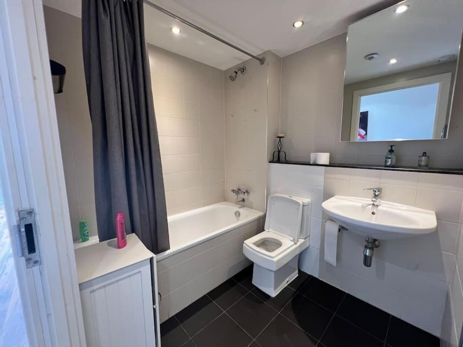 Spacious 2 Bedroom Flat Stunning Waterside View Manchester Bagian luar foto