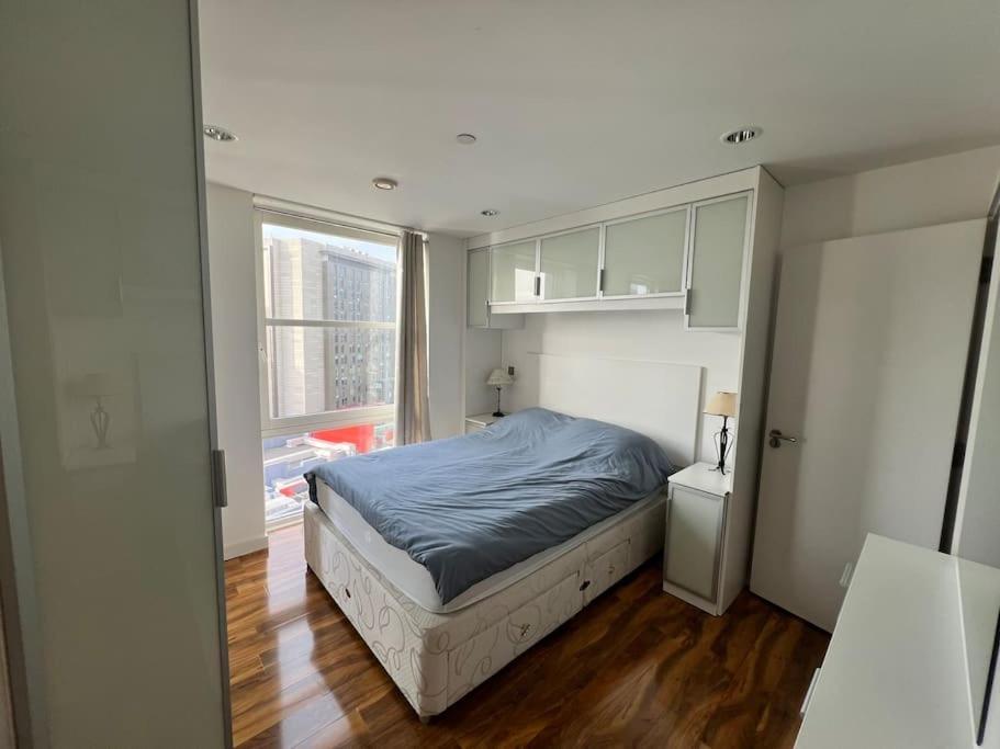 Spacious 2 Bedroom Flat Stunning Waterside View Manchester Bagian luar foto