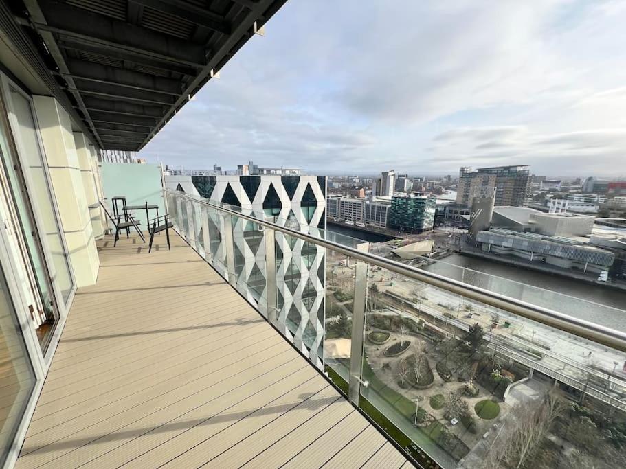 Spacious 2 Bedroom Flat Stunning Waterside View Manchester Bagian luar foto