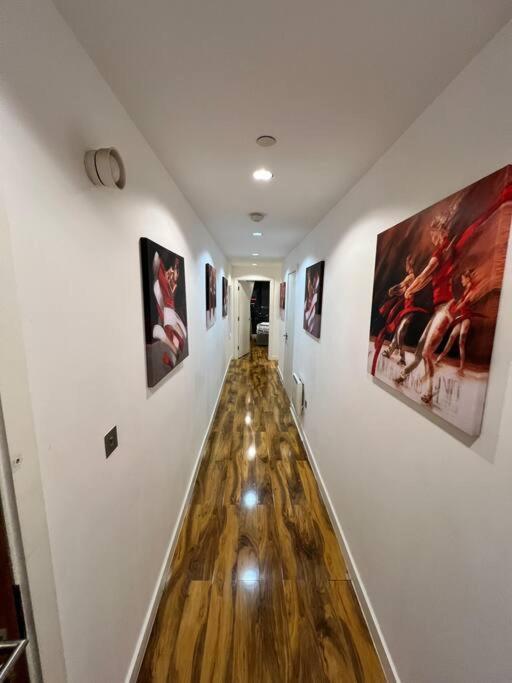 Spacious 2 Bedroom Flat Stunning Waterside View Manchester Bagian luar foto