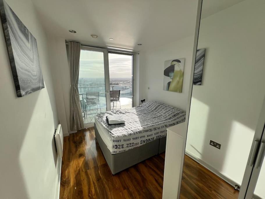 Spacious 2 Bedroom Flat Stunning Waterside View Manchester Bagian luar foto