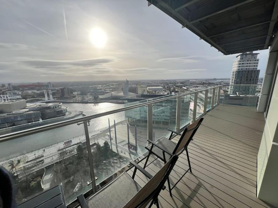 Spacious 2 Bedroom Flat Stunning Waterside View Manchester Bagian luar foto