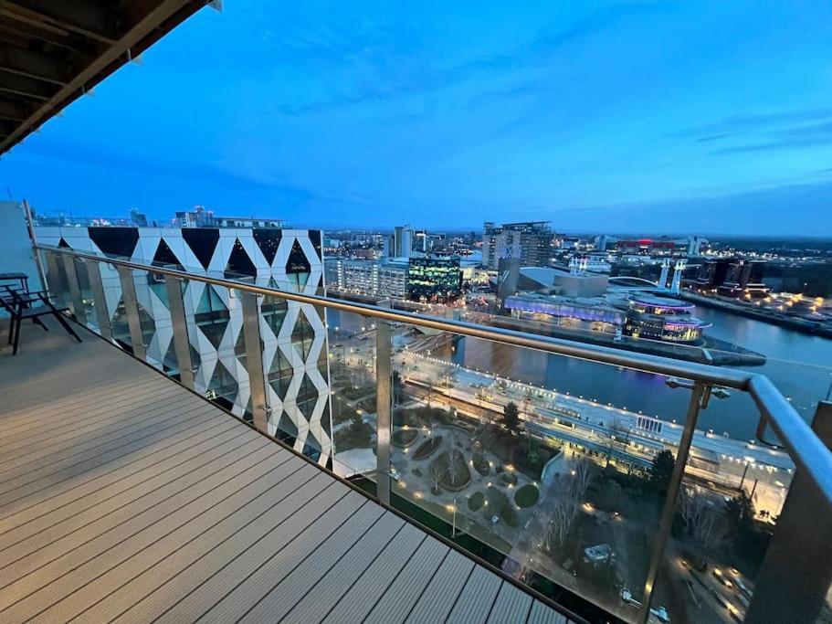 Spacious 2 Bedroom Flat Stunning Waterside View Manchester Bagian luar foto