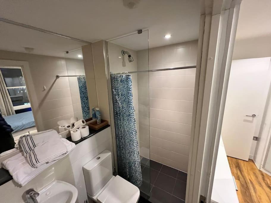 Spacious 2 Bedroom Flat Stunning Waterside View Manchester Bagian luar foto