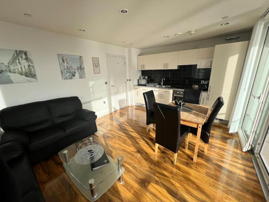 Spacious 2 Bedroom Flat Stunning Waterside View Manchester Bagian luar foto