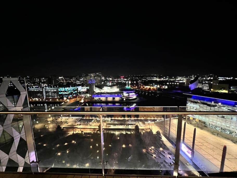 Spacious 2 Bedroom Flat Stunning Waterside View Manchester Bagian luar foto