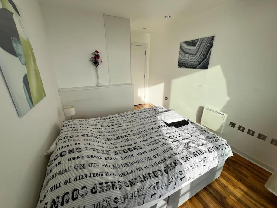 Spacious 2 Bedroom Flat Stunning Waterside View Manchester Bagian luar foto