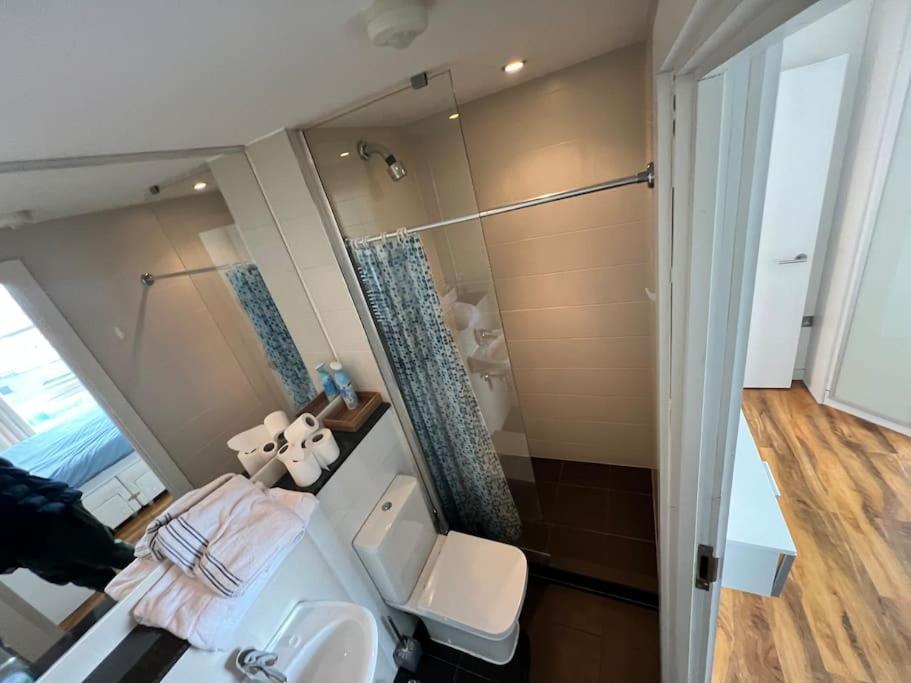 Spacious 2 Bedroom Flat Stunning Waterside View Manchester Bagian luar foto