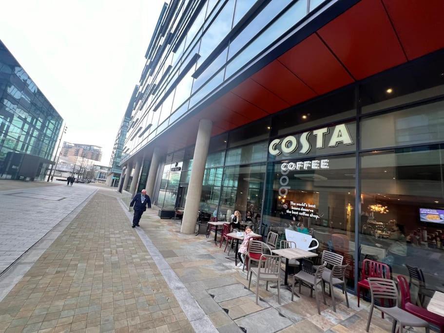 Spacious 2 Bedroom Flat Stunning Waterside View Manchester Bagian luar foto