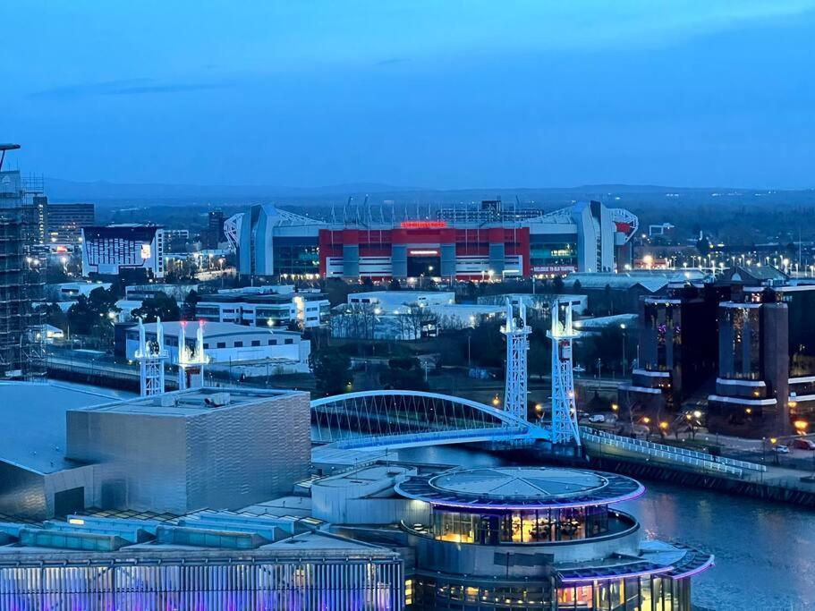 Spacious 2 Bedroom Flat Stunning Waterside View Manchester Bagian luar foto