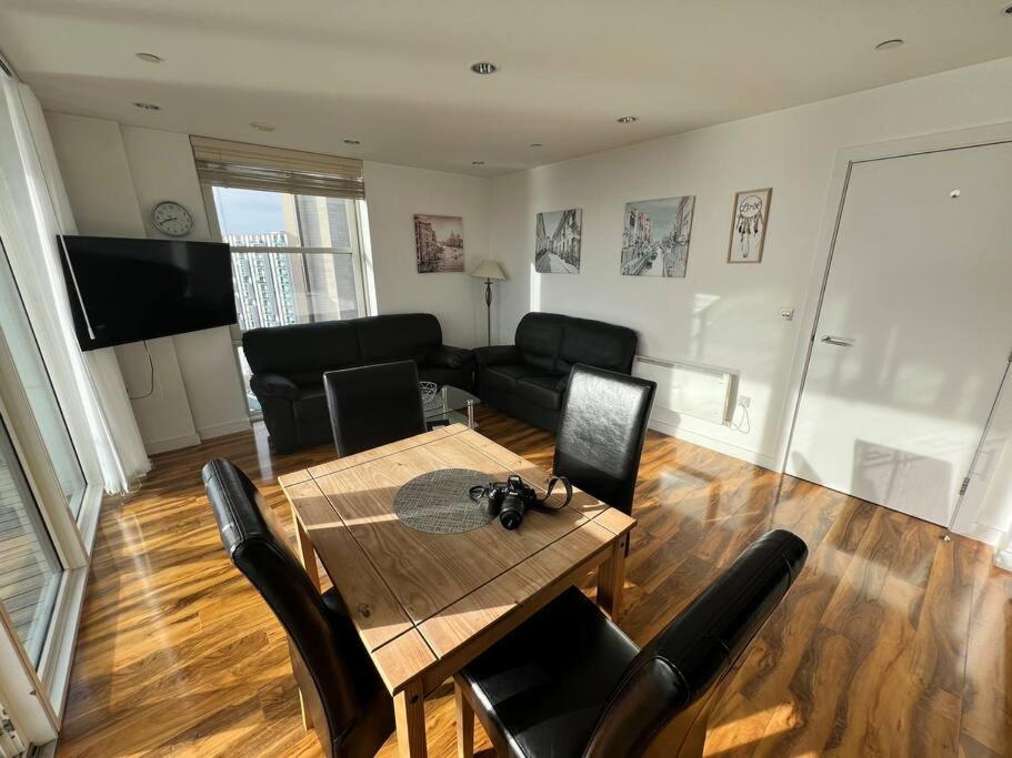 Spacious 2 Bedroom Flat Stunning Waterside View Manchester Bagian luar foto