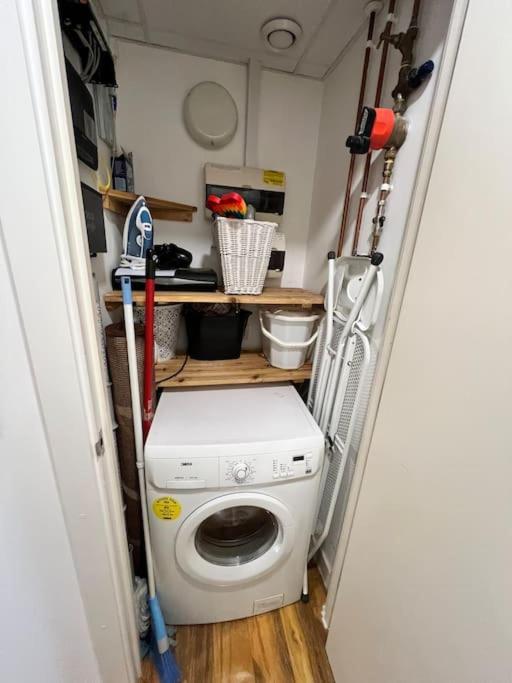 Spacious 2 Bedroom Flat Stunning Waterside View Manchester Bagian luar foto