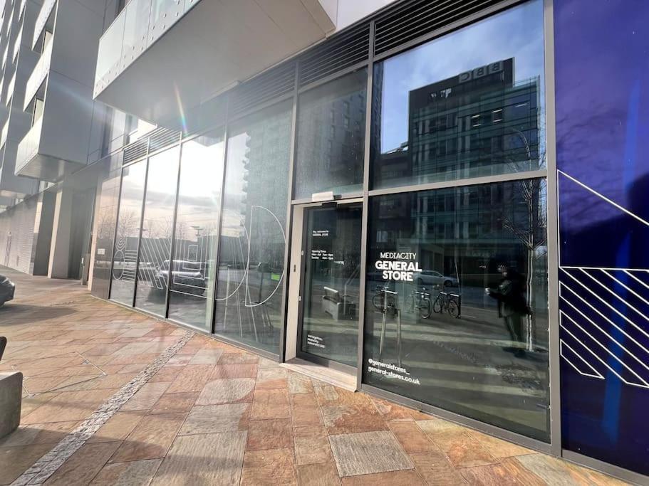Spacious 2 Bedroom Flat Stunning Waterside View Manchester Bagian luar foto
