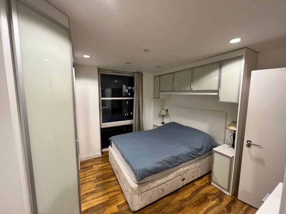 Spacious 2 Bedroom Flat Stunning Waterside View Manchester Bagian luar foto
