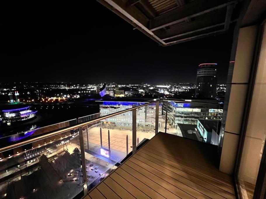 Spacious 2 Bedroom Flat Stunning Waterside View Manchester Bagian luar foto